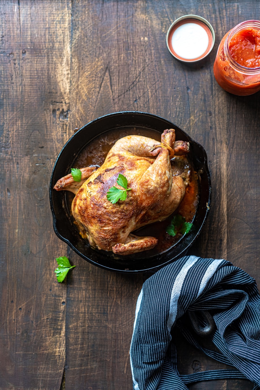 Pollo entero al spiedo servido en plato negro