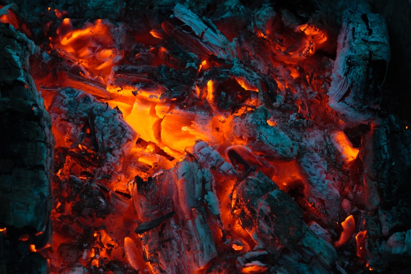 Leña y brasas encendidas
