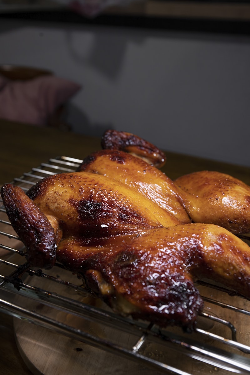 Pollo asado sobre parrilla de metal negro