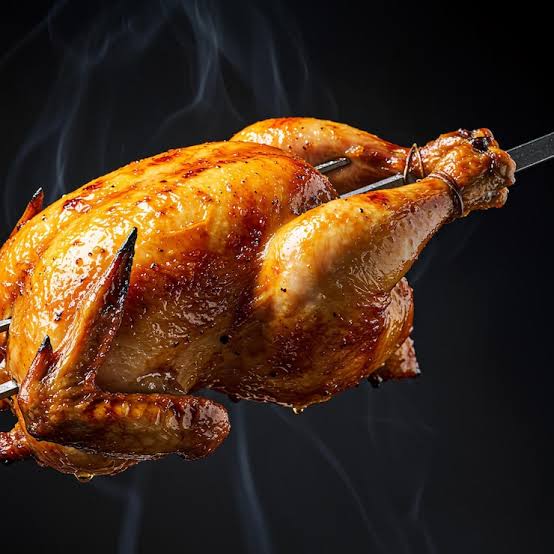 Pollo asado sobre parrilla de metal negro