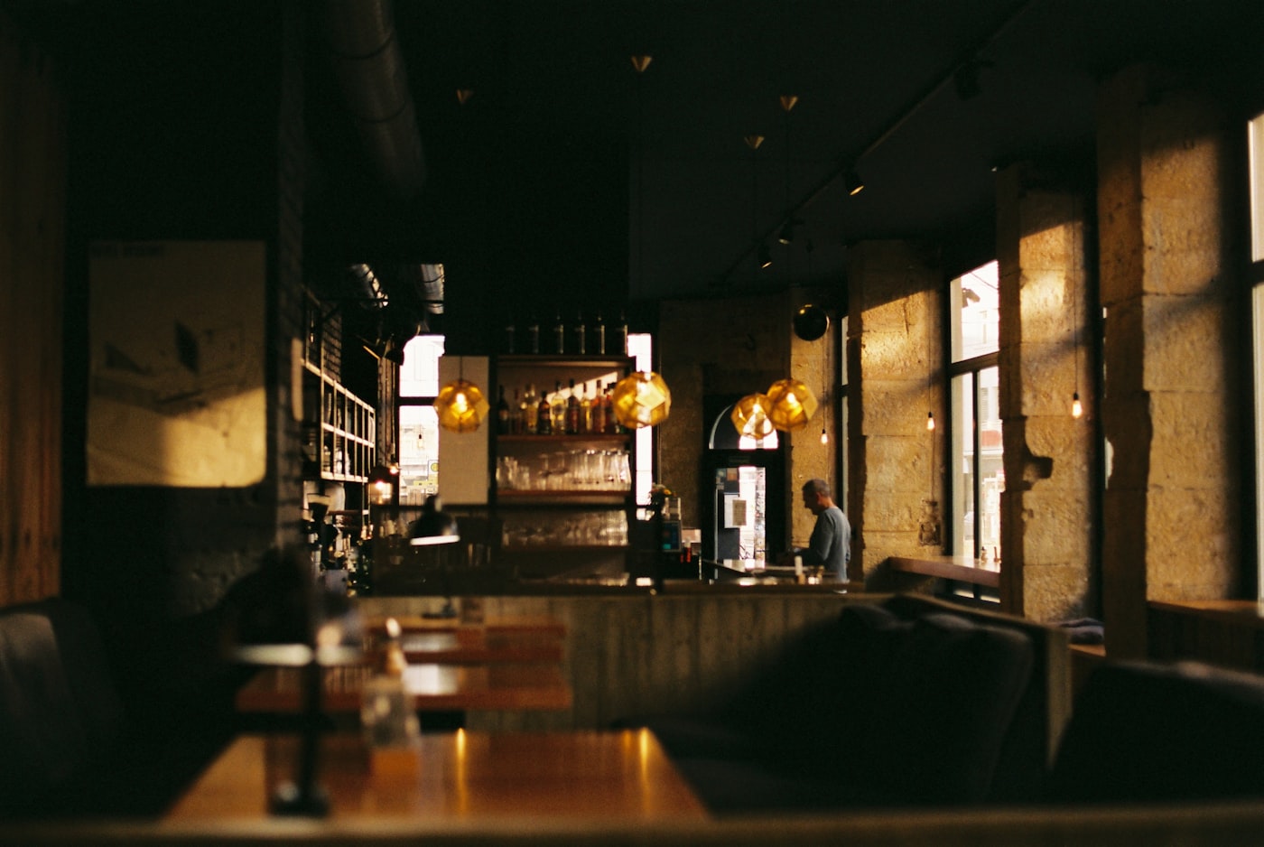 Interior cálido y con luz baja del local